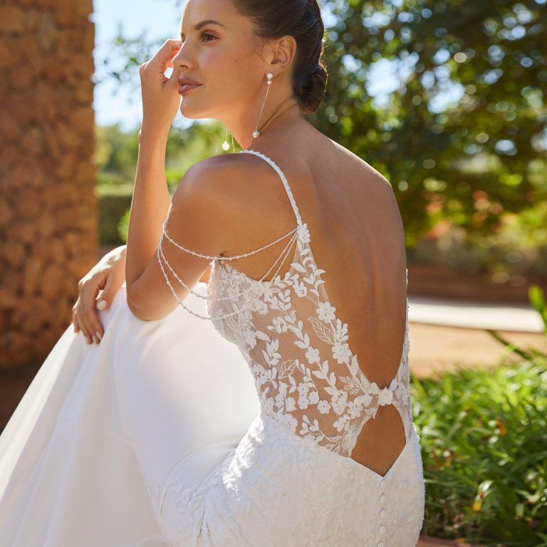 Brautkleid Fit&Flare aus Stretch-Crepe mit V-Ausschnitt und tiefem Rücken. Cleaner Brautlook in Kiel erhältlich.