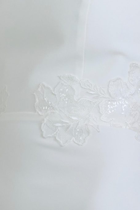 Spitzenapplikation als Detailbild auf einem Brautkleid