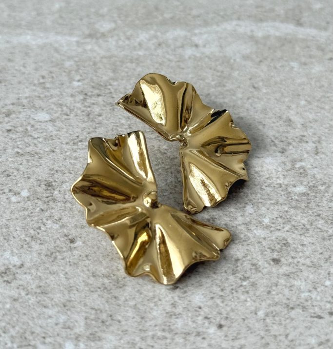 Ohrringe aus gold in Form einer halben Blüte