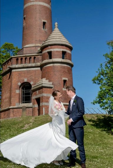 Braut mit Bräutigam vor dem Leuchtturm in Altenholz
