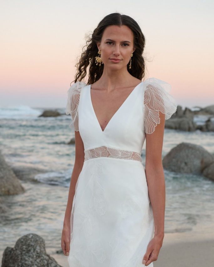 REMBO Brautkleid als sommerliches Hochzeitskleid perfekt für die Strandhochzeit. Locker leichter Stoff mit liebevollen Details.