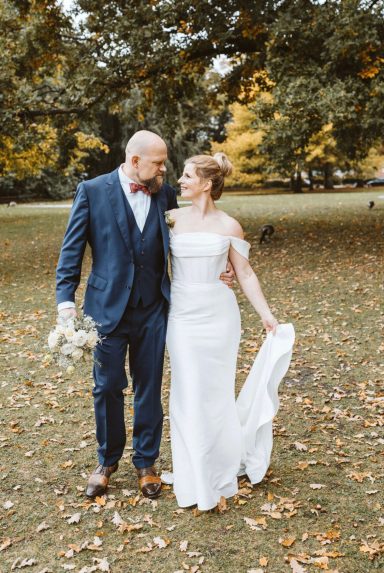 Braut schaut ihrem Bräutigam verliebt an