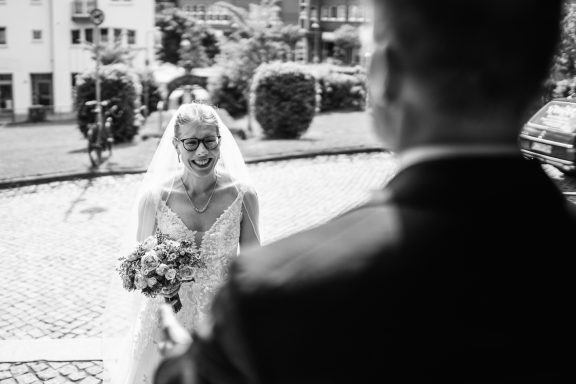 Braut sieht ihren Bräutigam - First Look