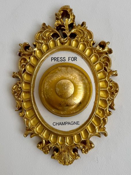 Ein Schwedensofa in der Classique Brautboutique. Eine warme Atmosphäre während deiner Brautkleidanprobe.