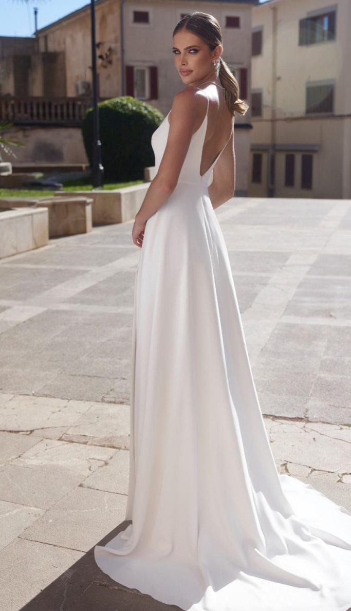 Brautkleid mit Braut auf einer Straße. Ein sehr weißes cleanes Brautkleid in Übergröße.