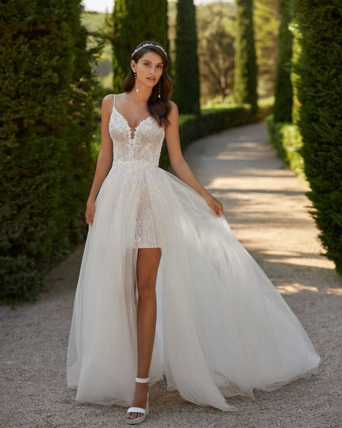 Kurzes Brautkleid mit abnehmbaren Tüll-Rock in Kiel erhältlich.