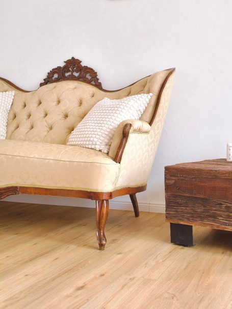 Zwei Champagnergläser die gerade in einem Brautmodeladen anstoßen.