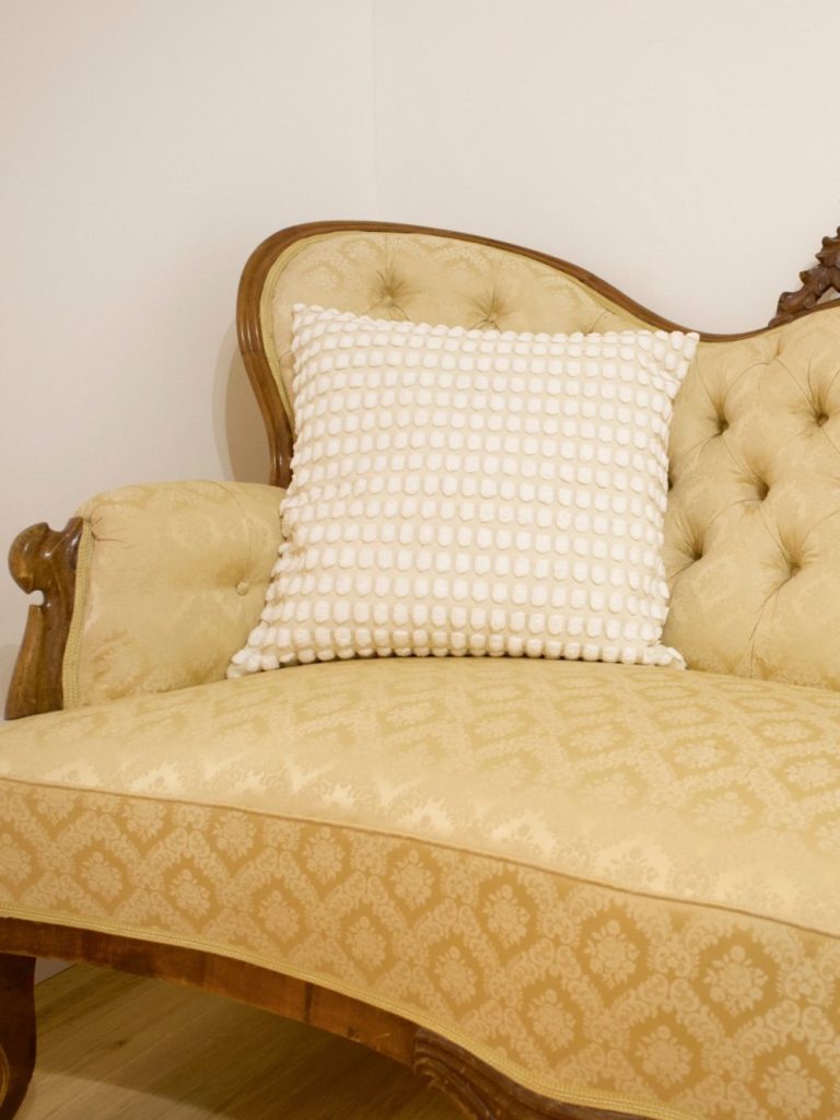 Klassisch schwedisches Sofa mit goldenem Stoffbezug in der Classique Brautboutique