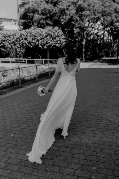 Realbride von hinten beim gehen fotografiert.