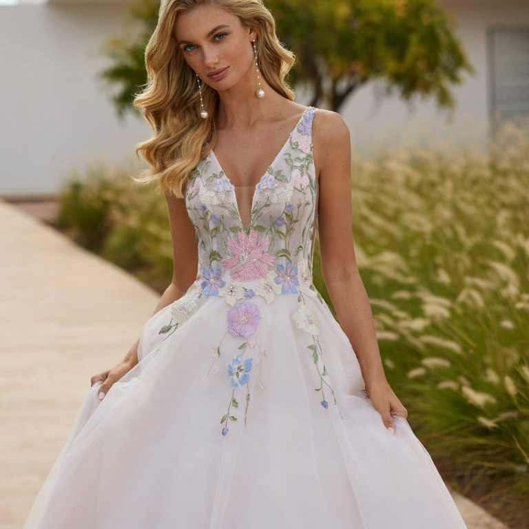 Hochzeitskleid als Mermaid aus Mikado Seide und mit Schleppe. Carmen Ärmel beim Brautkleid geben einen besonderen Anblick und eleganz.