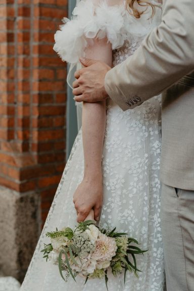 Braut und Bräutigam - Frist Look - Erste Berührung im Brautkleid