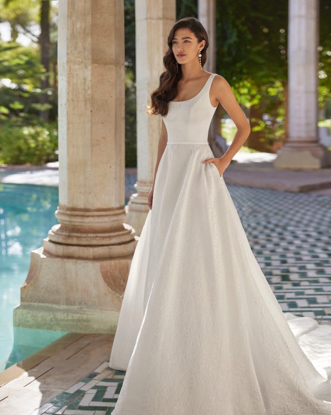 Hochzeitskleid aus Mikade in einer eleganten A-Linie. Kleid mit Taschen.