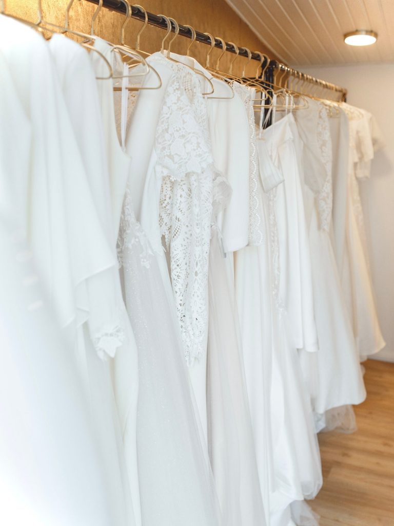 Der Umkleideraum Brautkleidanprobe in der Classique Brautboutique in Kiel mit großen Bildern und Teppich.