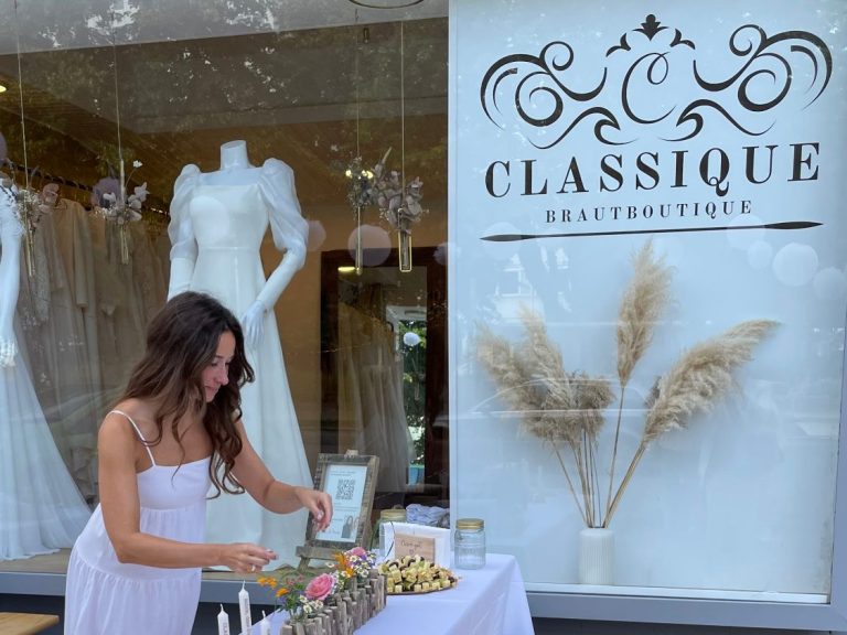 Sommerfest in der Classique Brautboutique in Kiel. Das schöne Schaufenster lädt zum träumen ein. Erste Blicke auf die Brautkleider erhaschen