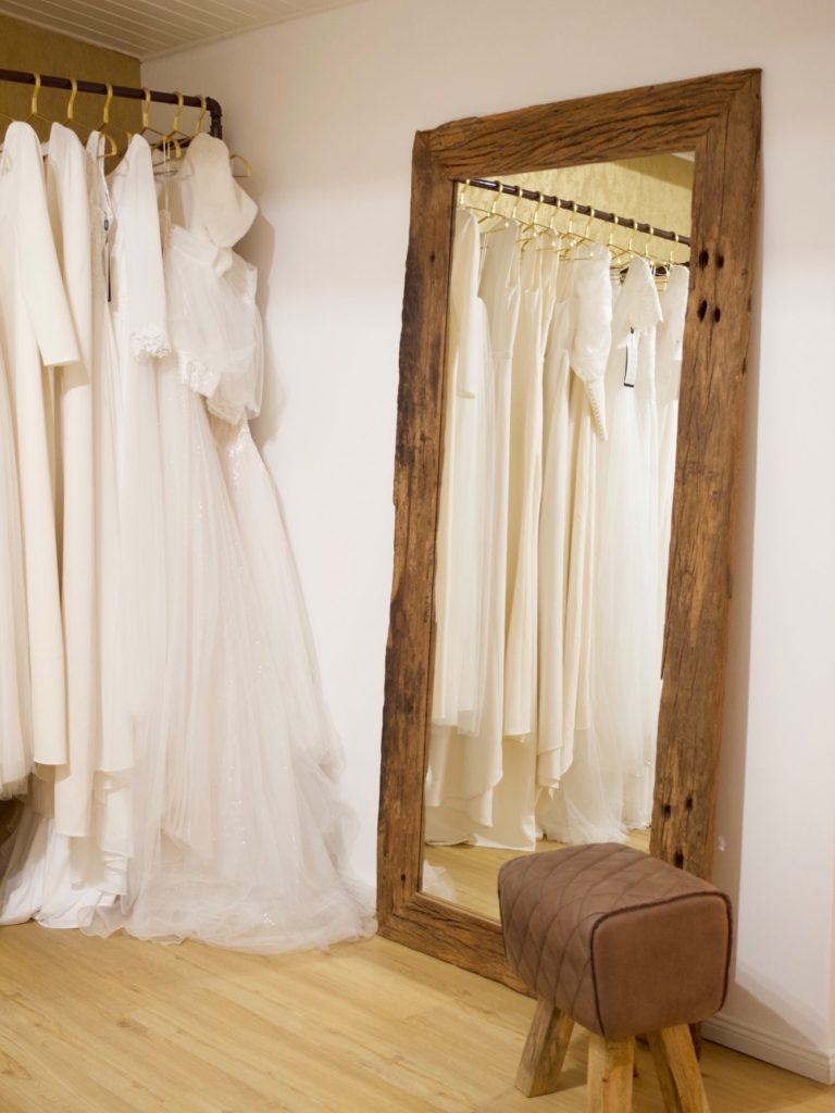 Ein bodenlanger Spiegel für eine Brautkleidanprobe mit Charme. Während deiner Anprobe wird der Brautmodenladen nur für dich geöffnet. Ein bodenlanger Spiegel für eine Brautkleidanprobe mit Charme. Während deiner Anprobe wird der Brautmodenladen nur für dich geöffnet.