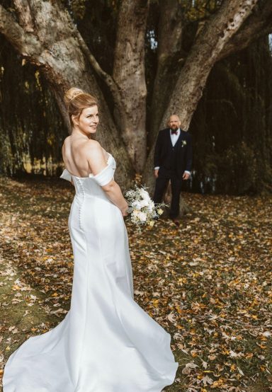 Braut von hinten im Mermaid Kleid.