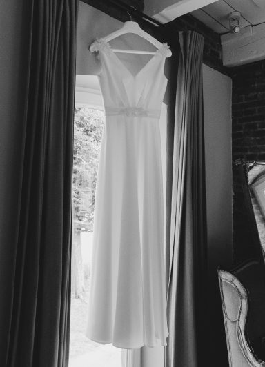 Brautkleid am Kleiderbügel.