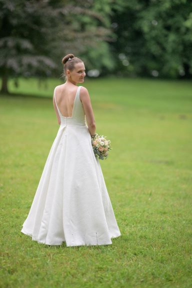 Braut in einem Brautkleid aus Mikado Stoff.